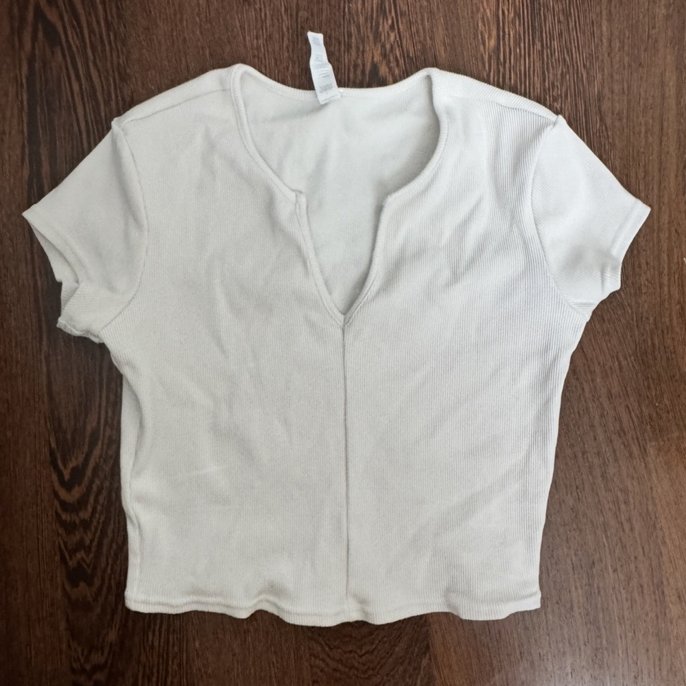 ALO Yoga White Ribbed Short Sleeve V-Notch Top